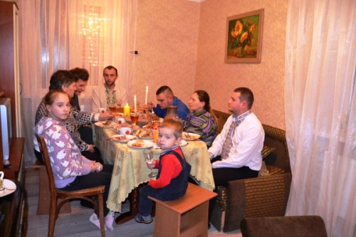 На Полтавщині греко-католицький священик запроcив до себе переселенців на Свят-вечір.(ФОТО)